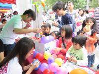 Students making balloon animals as gifts for visitors